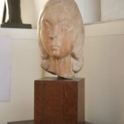 פסל שיצרה בשיש חנה אורלוף