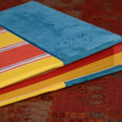 זמש כחול עם ניירות אדום וצהוב