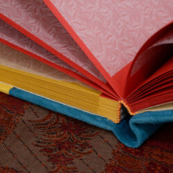 זמש כחול עם ניירות אדום וצהוב