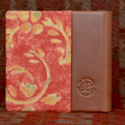 אלבום קלאסי עם דפים אדומים