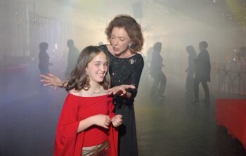 סבתא ונכדה בבת מצוה, שלי יעקובזון