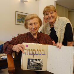 הגב׳ ראומה ויצמן בבית היתומים שראומה טיפלה בו בילדים באירופה אחרי המלחמה