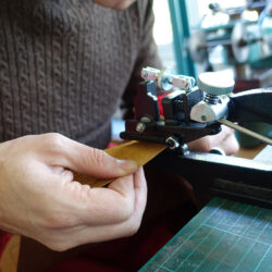 מכונת פלס ידנית, רידוד העור