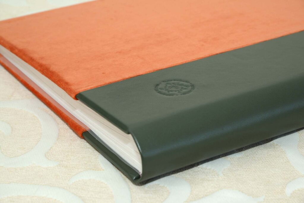 אלבום חתונה קטיפה בצבע כתום ועור ירוק בשידרה