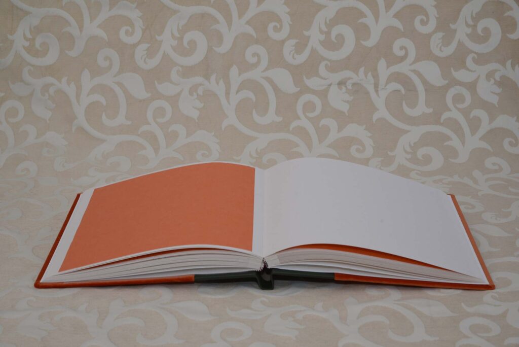 אלבום חתונה קטיפה בצבע כתום ועור ירוק בשידרה