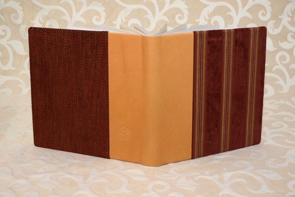 אלבום חתונה עם 2 סוגי בד באותם צבעים