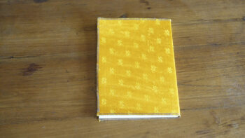 מחברת עטפה בד צהוב מבריק