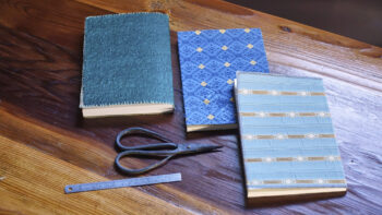 מחברות בגוונים כחולים