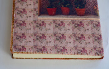 מחברת מעוצבת שורות עטופה בבד מצולם וריקמה בסיומת