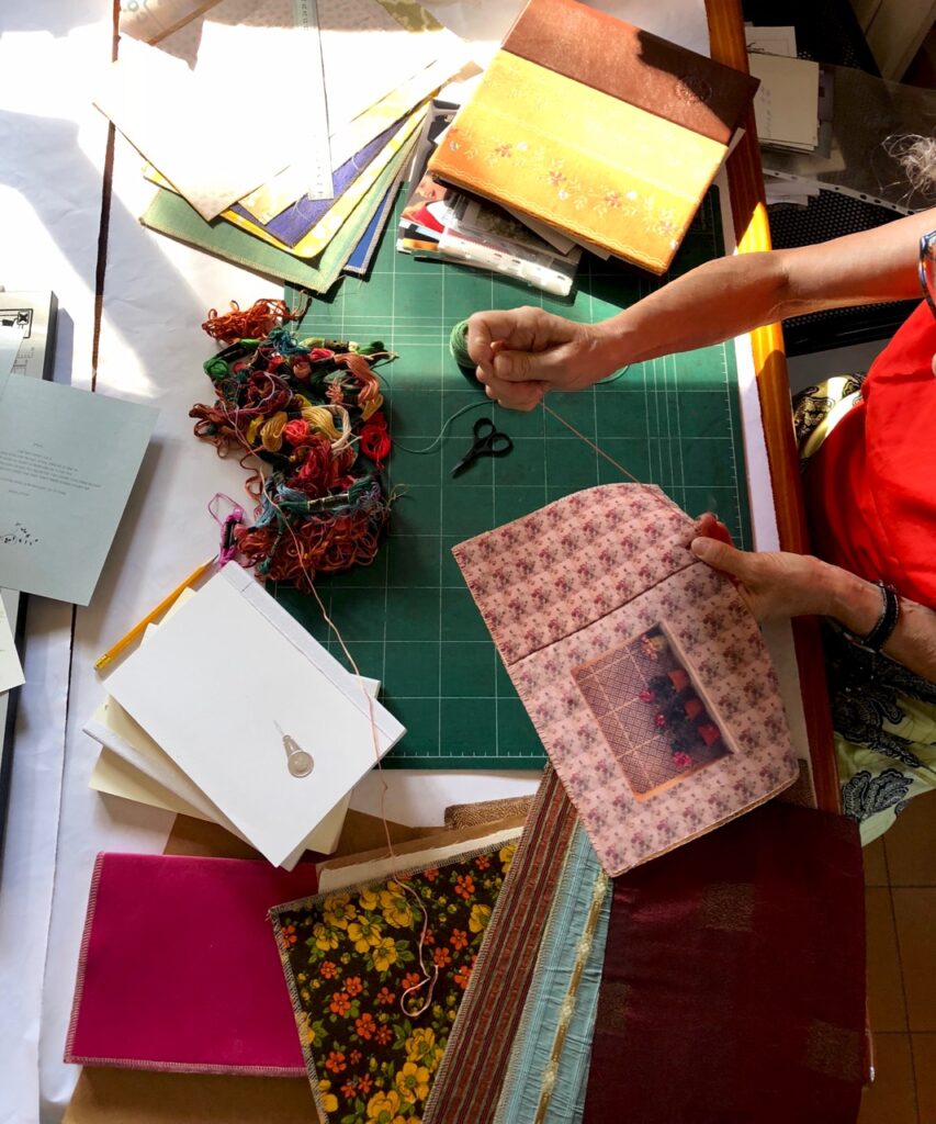 ריקמה על בד לכריכת מחברת