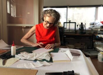 מחזקת את השידרה של המחברת בבד כותנה שהבלוק יהיה יציב