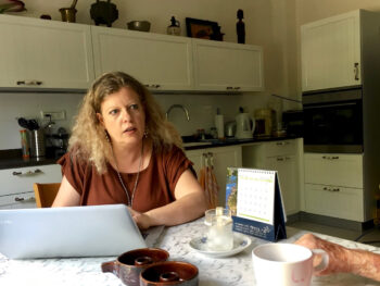 עיתונאית ותחקירנית בפגישה ראשונה עם לקוחה בחיפה