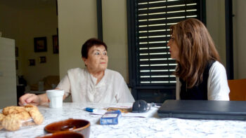 סבתא שרה וביוגרפית בפגישת לקוחות