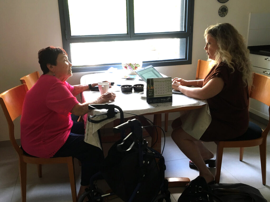 ביוגרפית תמר רותם מתחקרת בפגישה ראשונה לקוחה