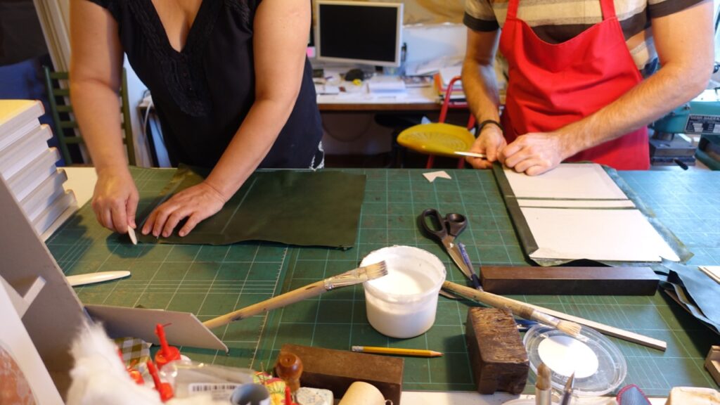 הכנת הכריכה בעור