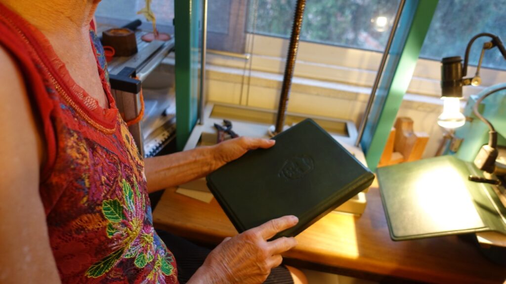 הפורטרט של ניר על הכריכה