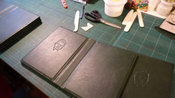 הטבעה בחום על הכריכה