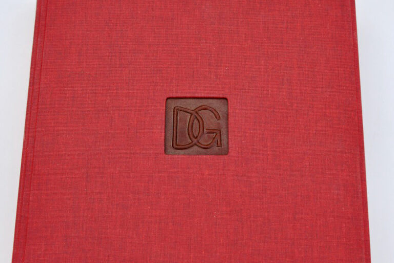 ספר אישי עם ראשי התיבות DG עליו