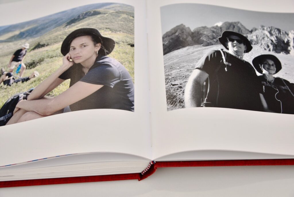 תפירה בעבודת יד של הדפים בספר