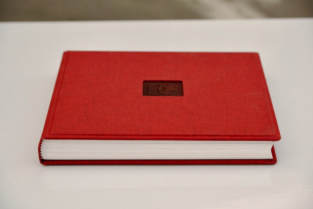 שידרה מעוגלת בתפירה קלאסית של הדפים