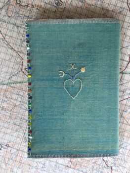 מחברת ירוקה שורות עם חרוזים ולב רקום