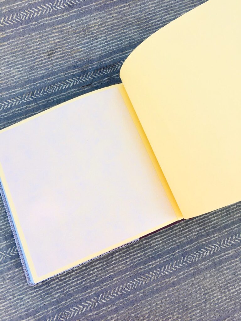 שני צבעים לדפים באלבום