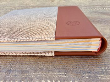 שידרה מעור חום ובד לבן זהב עם דוגמא