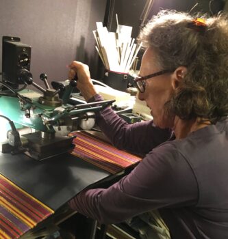 הטבעה על עור בשידרה של האלבום