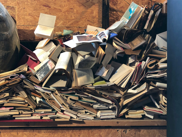 ספרים בערימה בצורת ספל סביבתי