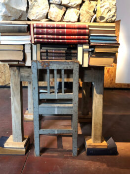 שולחן שעליו ספרים בלי סוף