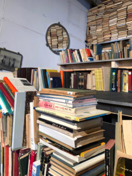 מדפים עמוסים ספרים