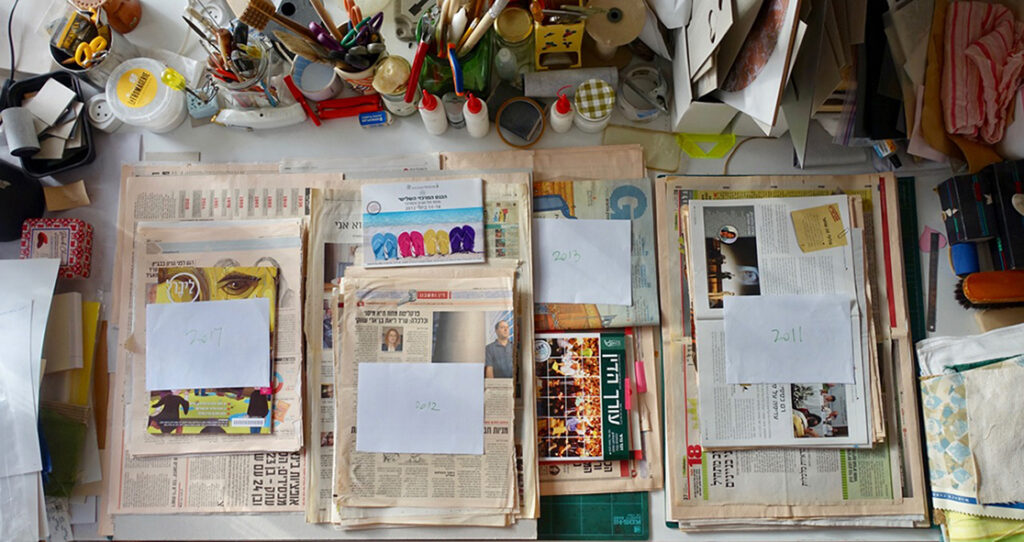 יישור קטעי עיתונות לאלבום בהדבקה