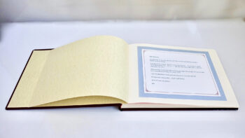 ספר ברכות למנכ״ל שעוזב