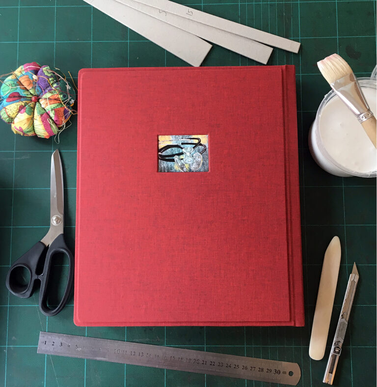 ספר עם תמונה בחזית