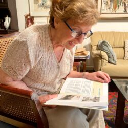 שרה מקבלת לידיה את הספר אחרי 3 שנות עבודה