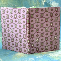 ספר אורחים מחופה בבד צרפתי ורוד עם דוגמא