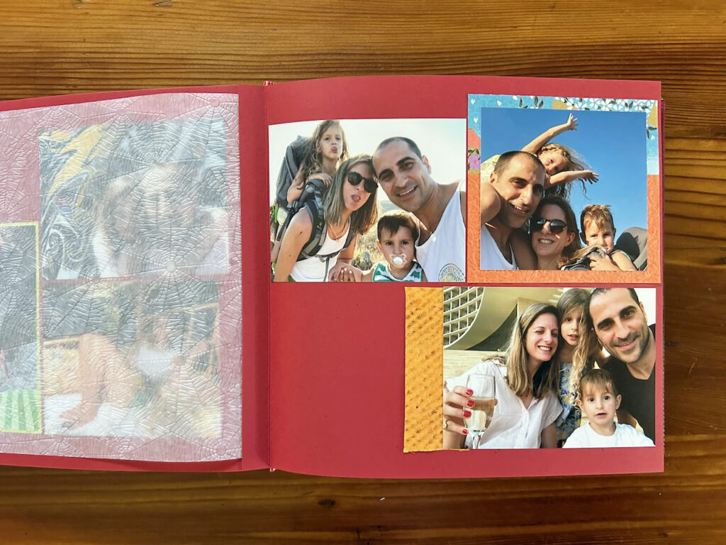 אלבום מעוצב דפי האלבום אדום כהה ומסגרות צבעעוניות מנייר סביב התמונות