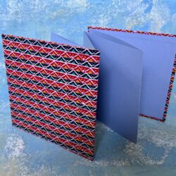 אקורדיון להדבקת תמונות, כריכה קשה מקרטון בחזית ובגב וגליון נייר ארוך מקופל ביניהם להדבקת התמונות עליו