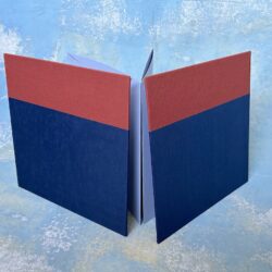 אקורדיון עם 12 צלעות להדבקת תמונות, קרטונים מחופים בבד צבעוני בחזית ובגב, ביניהם גליון נייר מקופל