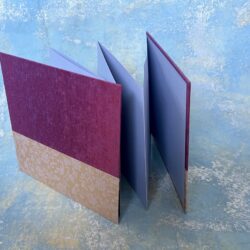 אקורדיון עם 12 צלעות להדבקת תמונות, קרטונים מחופים בבד צבעוני בחזית ובגב, ביניהם גליון נייר מקופל