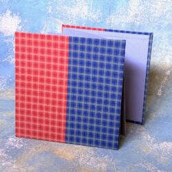 אקורדיון עם 12 צלעות להדבקת תמונות, קרטונים מחופים בבד צבעוני בחזית ובגב, ביניהם גליון נייר מקופל