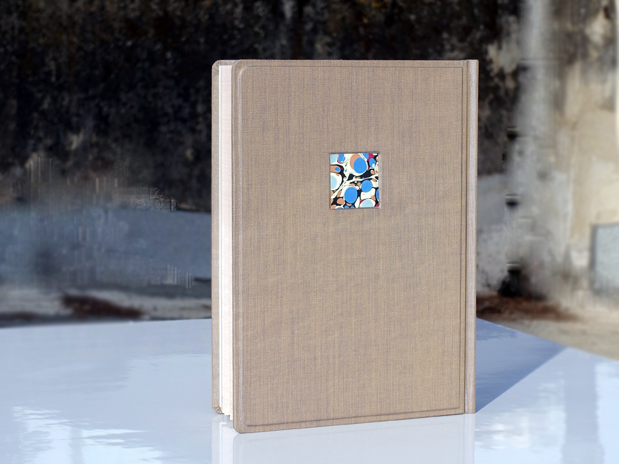 סיפור אישי שכתוב במכתבים לפסיכולוג לאורך שנים, כרוך בעבודת יד