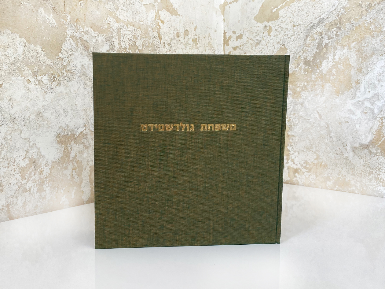 צילומים וטקסטים בסיפור משפחה כרוך בבד מוזהב עם הטבעה