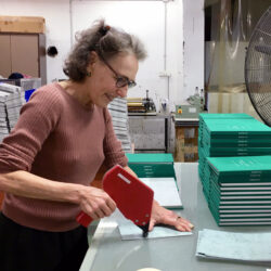 הדבקה של עץ משפחה בספר