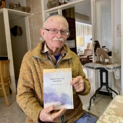 לקוח בכפר אוריה מקבל ספר